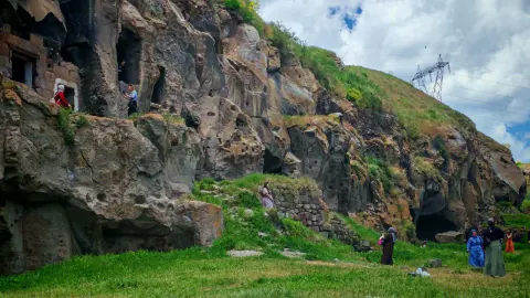 Bitlis'in Gizli Hazinesi: Ahlat Mağara Evleri Tarih Meraklılarını Ağırlıyor