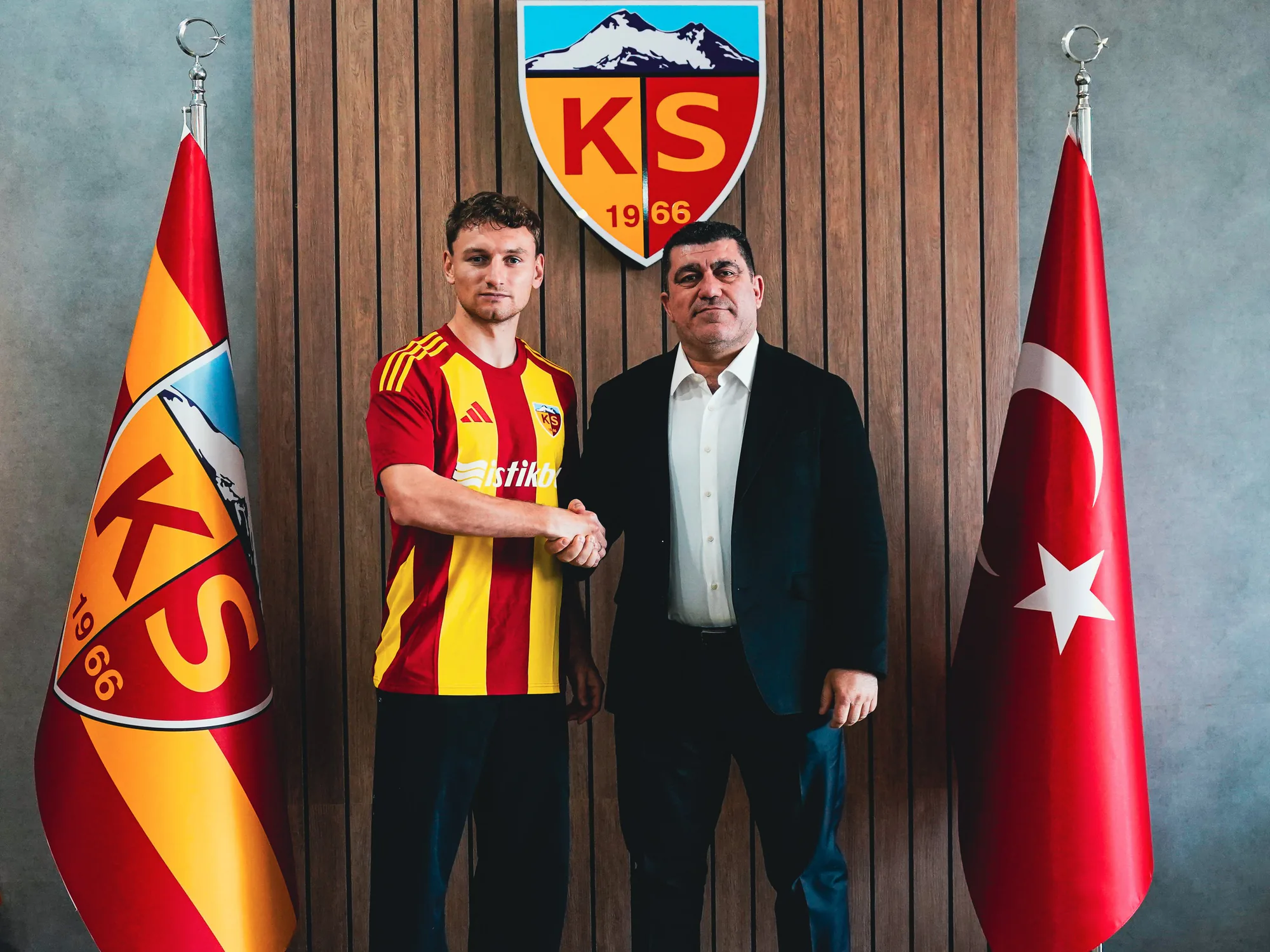 Süper Lig'de Transfer Hareketliliği: Vlahovic ve Trossard Gündemde Süper Lig'de Transfer Hareketliliği: Vlahovic ve Trossard Gündemde