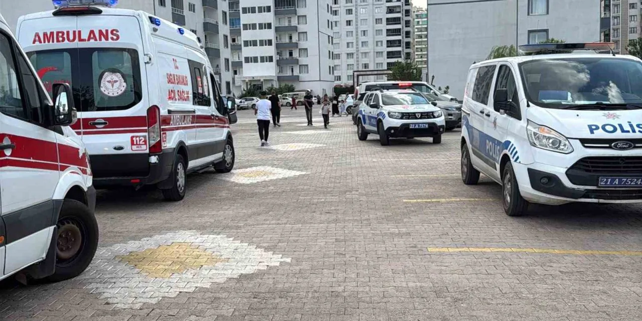 Diyarbakır Yenişehir'de Ev Yangını: 1 Kişi Dumandan Etkilendi Diyarbakır Yenişehir'de Ev Yangını: 1 Kişi Dumandan Etkilendi