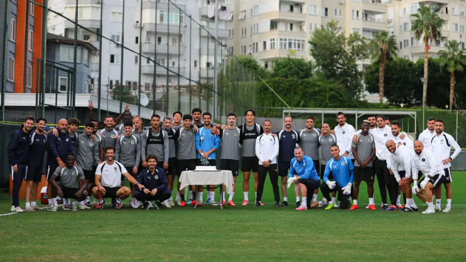 Alanyaspor Fenerbahçe maçına hazırlanırken Arda Usluoğlu'nun doğum günü kutlandı görseli