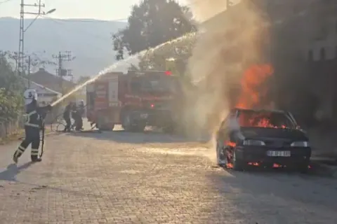 Tokat'ta parkteki otomobil yandı, alevler balkondaki çamaşırları yakıp binayı tehlikeye attı