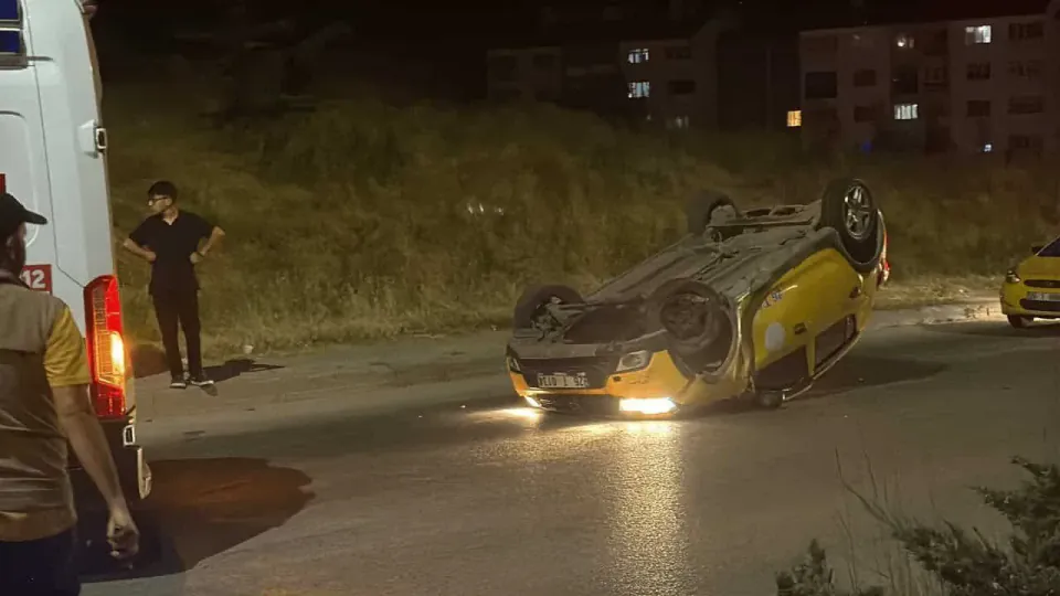 Eskişehir'de ticari taksi ters döndü: Anne ve oğlu yaralandı görseli