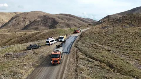Hizan'da 13 kilometrelik grup yolu asfaltlanıyor: 6 köy ve 4 mezra rahat nefes alacak