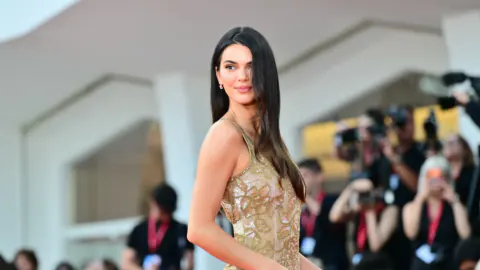Kendall Jenner, Venedik Film Festivali'nde 1995 model Giorgio Armani elbisesiyle ilk kez kırmızı halıya bastı