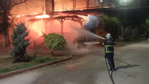 Adana Seyhan Merkez Park'ta Trafoda Yangın: Alevler Asma Köprüye Sıçradı, Kontrol Sağlandı
