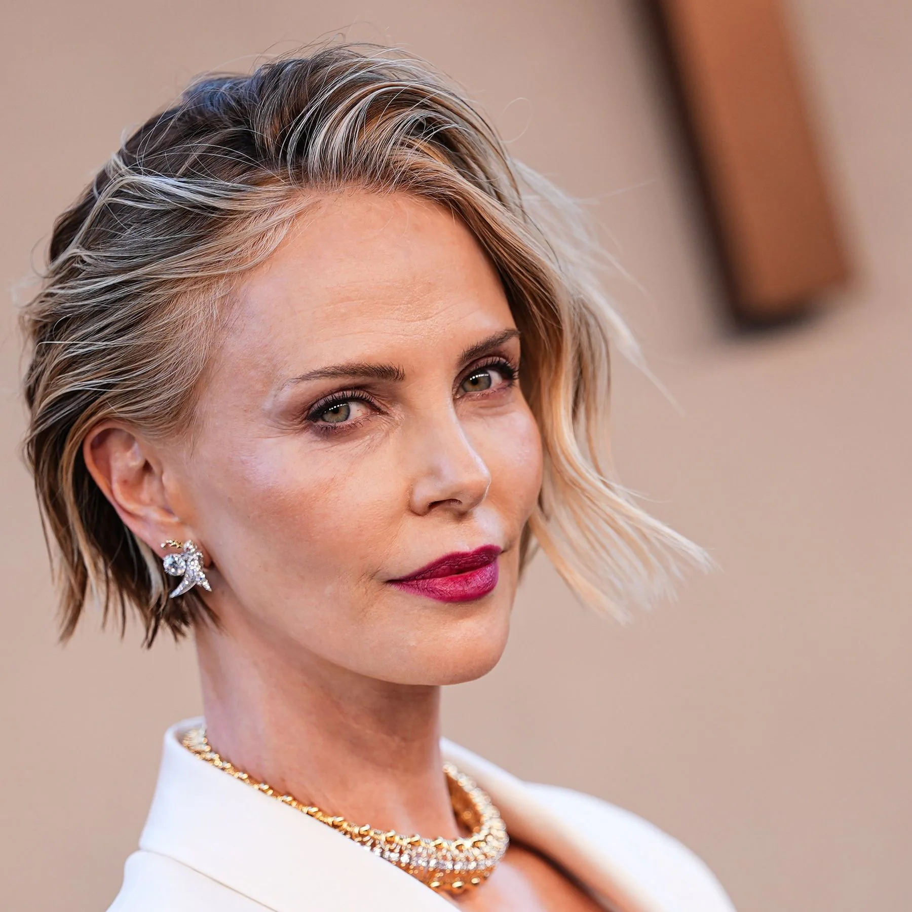 Charlize Theron'dan 2026 Manikür Trendi: Yeni Favori Renk Belli Oldu Charlize Theron'dan 2026 Manikür Trendi: Yeni Favori Renk Belli Oldu