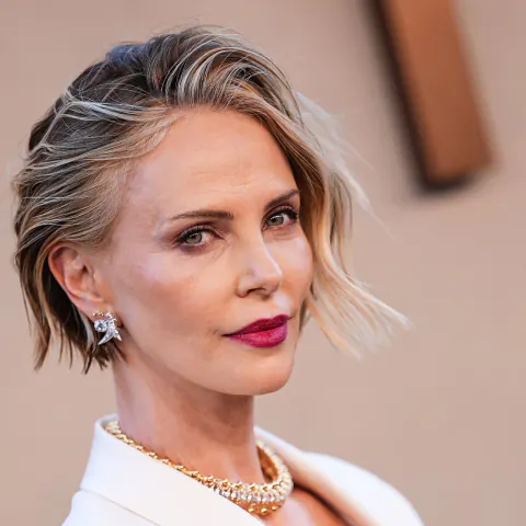 Charlize Theron'dan 2026 Manikür Trendi: Yeni Favori Renk Belli Oldu