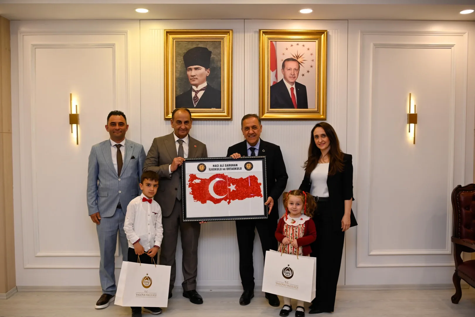 Minik Ellerden Büyük Anlam: Yalova'da Bayrak Sevgisi Haritaya Dönüştü Minik Ellerden Büyük Anlam: Yalova'da Bayrak Sevgisi Haritaya Dönüştü