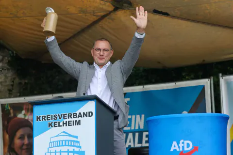 AfD'de Tino Chrupalla Dönemi Sürüyor: Erfurt Kongresi'nde %70 Oy Oranı