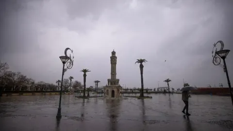 İzmir'de sağanak yağış uyarısı: Çarşamba günü riskli, MGM'den 'turuncu' uyarı