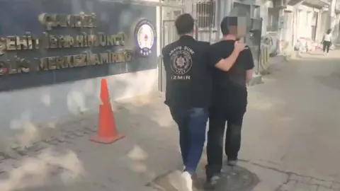 İzmir'de kapsamlı asayiş operasyonu: 184 kesinleşmiş cezalı ve aranan yakalandı
