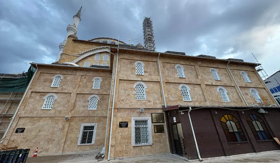 AK Parti Grup Başkanı Güler, Sivas Paşa Camii yenileme çalışmalarını inceledi görseli