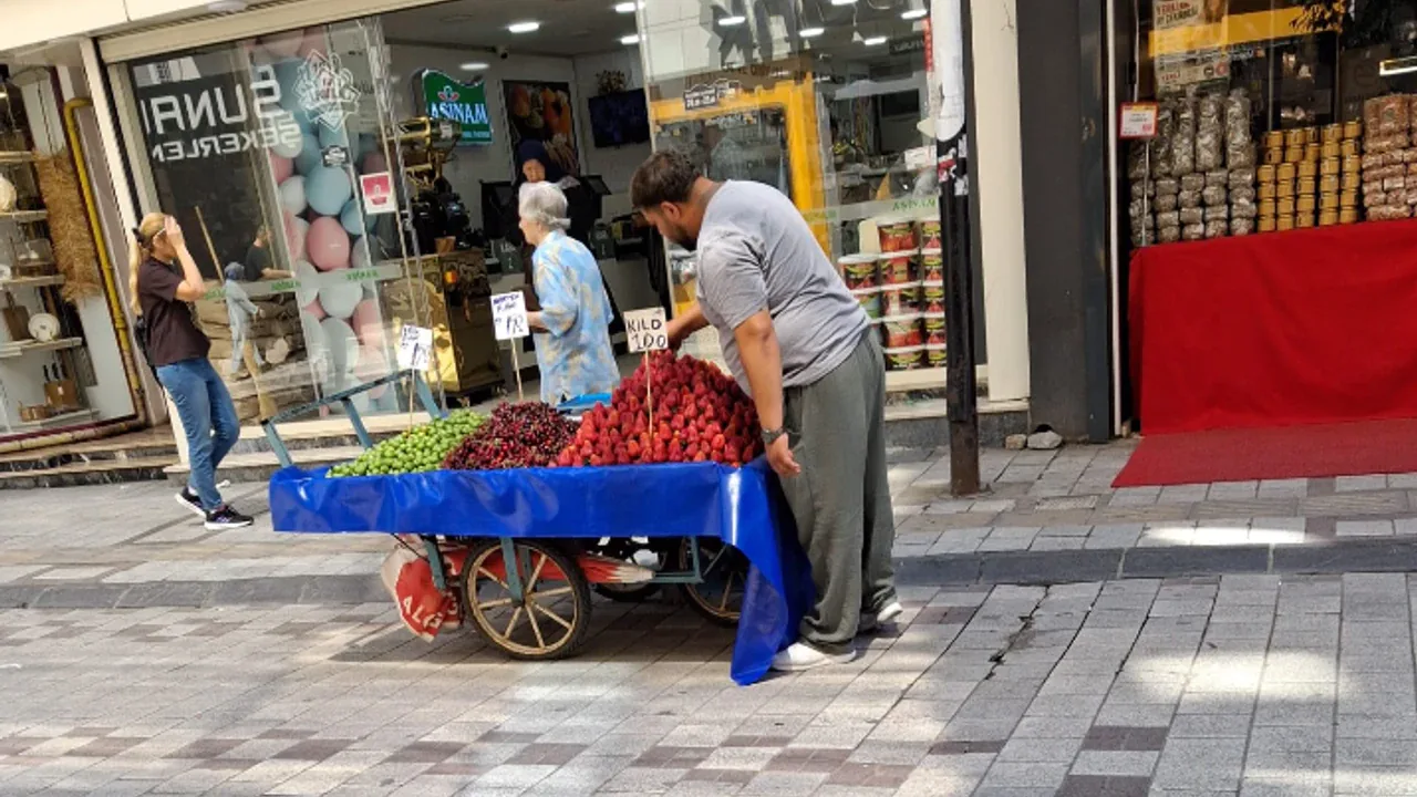 Kırklareli'nde Yaz Meyveleri Sezonu Başladı: Cumhuriyet Caddesi Renklendi Kırklareli'nde Yaz Meyveleri Sezonu Başladı: Cumhuriyet Caddesi Renklendi