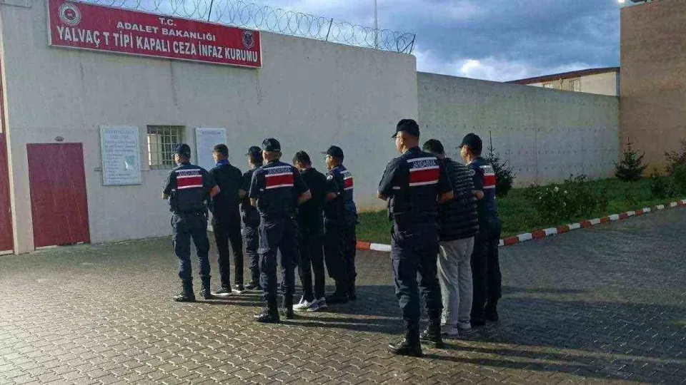 Isparta Şarkikaraağaç'ta uyuşturucu operasyonu: 3 şüpheli tutuklandı görseli