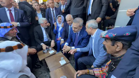Hakan Fidan Diyarbakır Ulu Camii'nde cuma namazı kıldı, vatandaşlarla bir araya geldi
