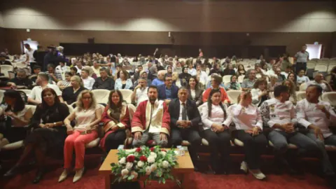 ÜSETT Meslek Yüksekokulu'nda Mezuniyet Heyecanı: Diplomalar Sahiplerine Kavuştu