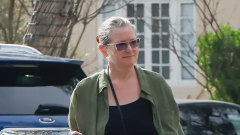 Bridget Fonda yıllar sonra göründü: 100 poundluk form değişimi gündem oldu
