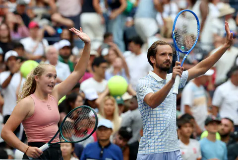 Rusya'da 'Medvedev' Hareketliliği: Ermenistan Krizi ve Wimbledon Heyecanı