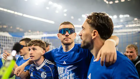 Edin Dzeko'nun Geleceği Belli Oluyor: Schalke 04'te Sözleşme Bilmecesi