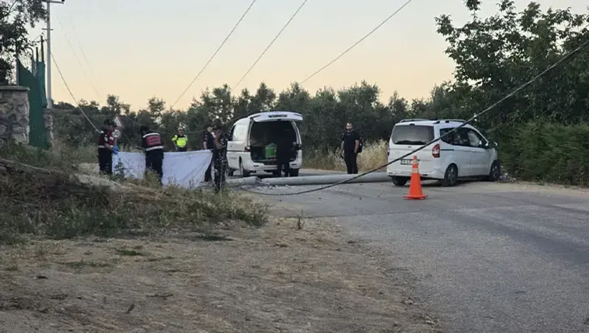 Bursa'da feci olay: Kazaya yardım etmek isteyen genç akıma kapıldı Bursa'da feci olay: Kazaya yardım etmek isteyen genç akıma kapıldı