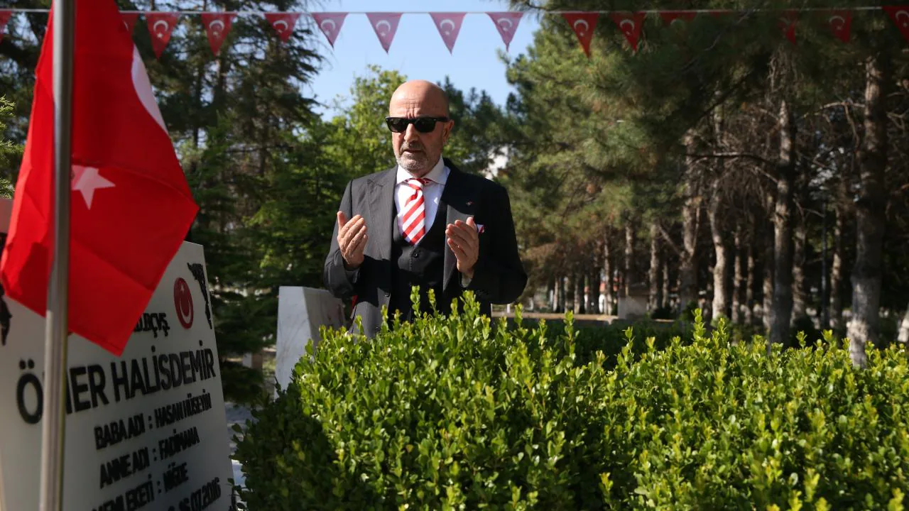 Emekli Korgeneral Zekai Aksakallı'dan Ömer Halisdemir'in Kabri Başında Kritik Mesajlar Emekli Korgeneral Zekai Aksakallı'dan Ömer Halisdemir'in Kabri Başında Kritik Mesajlar