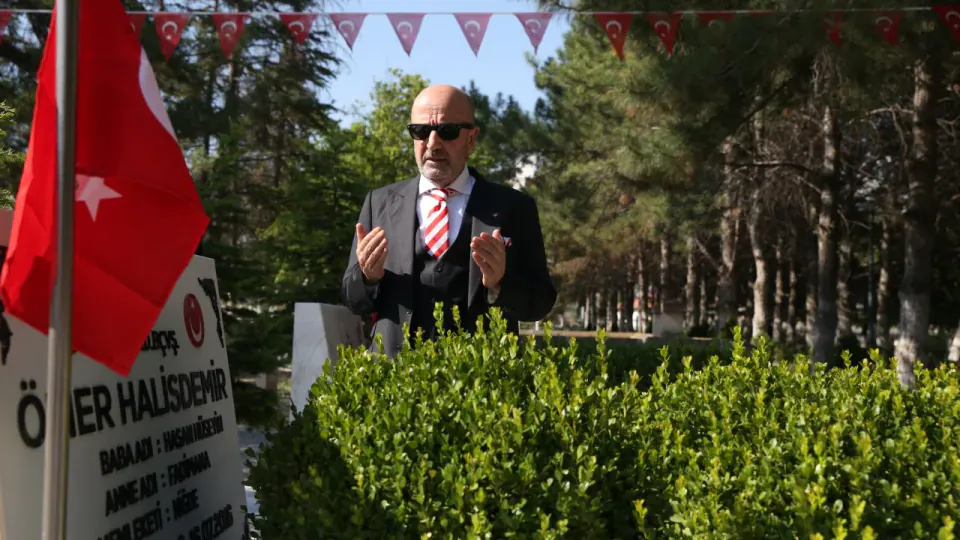 Emekli Korgeneral Zekai Aksakallı'dan Ömer Halisdemir'in Kabri Başında Kritik Mesajlar görseli