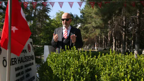 Emekli Korgeneral Zekai Aksakallı'dan Ömer Halisdemir'in Kabri Başında Kritik Mesajlar