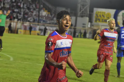 El Salvador Futbolunun Genç Yeteneği Elmer Rodriguez Firpo'da Yükseliyor
