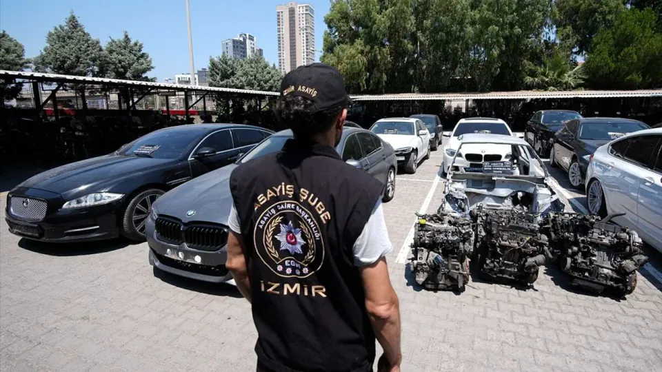 İzmir'de 30 Milyonluk 'Change' Araç Operasyonu: 8 Gözaltı görseli