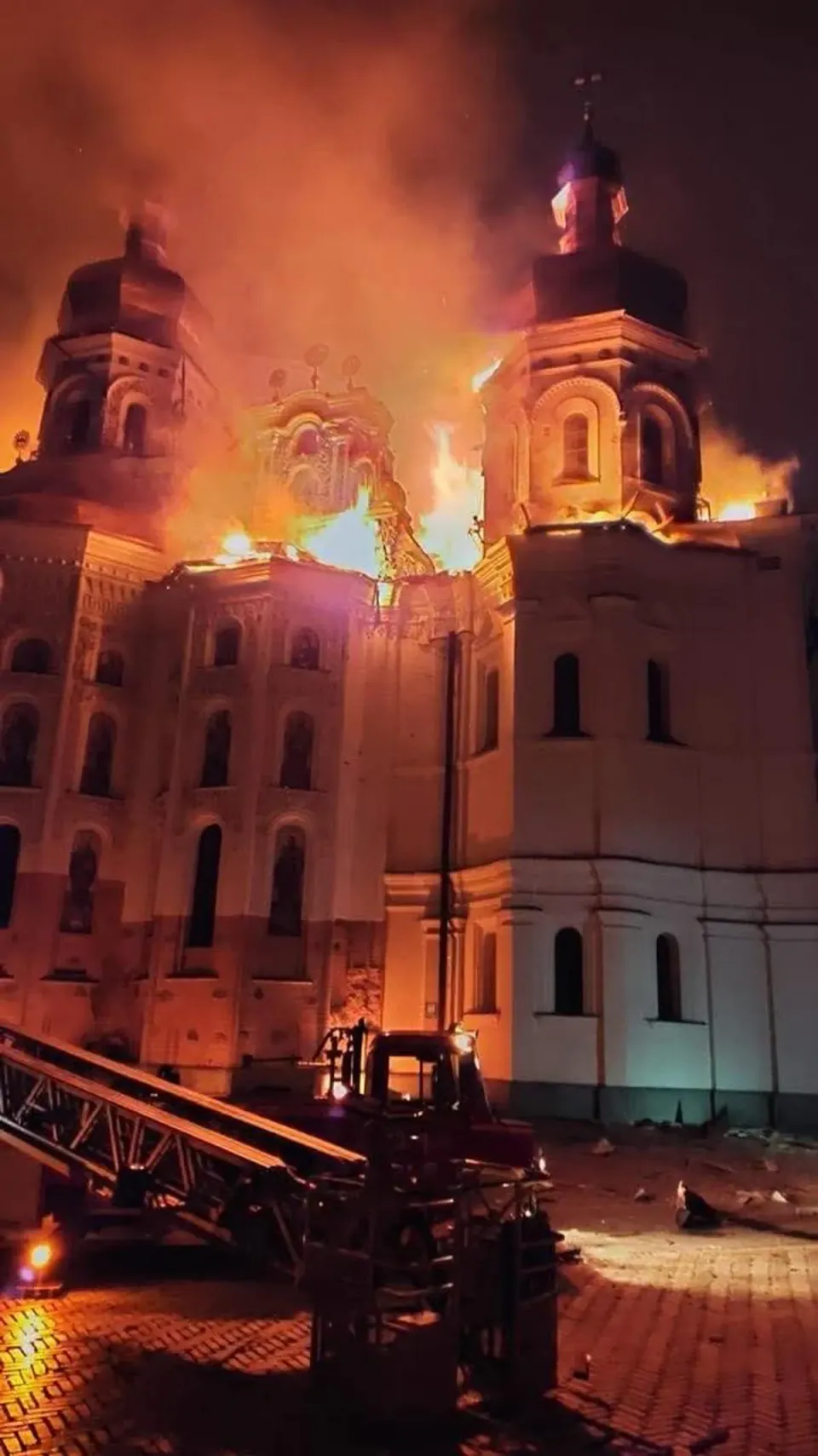 Kiev'de Tarihi Trajedi: Kutsal Varsayım Katedrali'nde Yangın Çıktı görseli