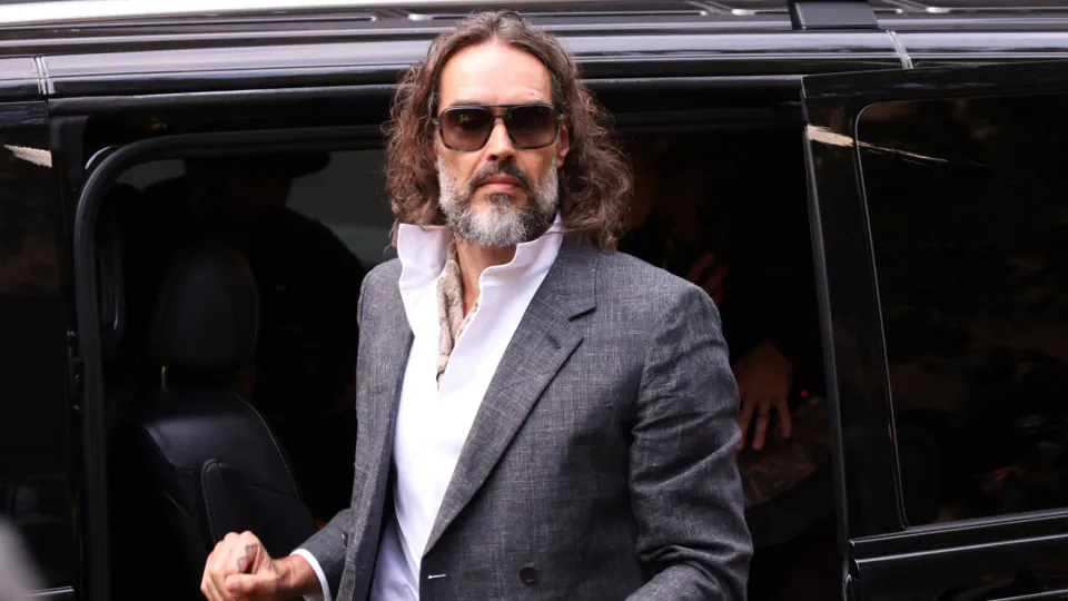 Russell Brand davasında şok ifadeler: 1999'da otel odasında neler oldu? görseli