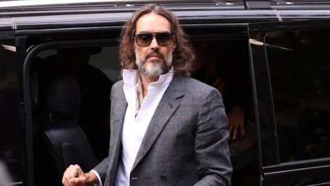 Russell Brand davasında şok ifadeler: 1999'da otel odasında neler oldu?