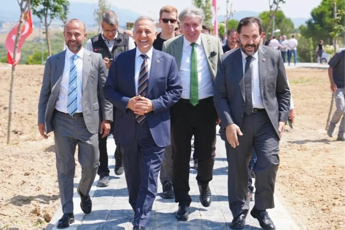 Yalova Üniversitesi'nde Sezai Karakoç Yürüyüş Yolu Törenle Açıldı Yalova Üniversitesi'nde Sezai Karakoç Yürüyüş Yolu Törenle Açıldı