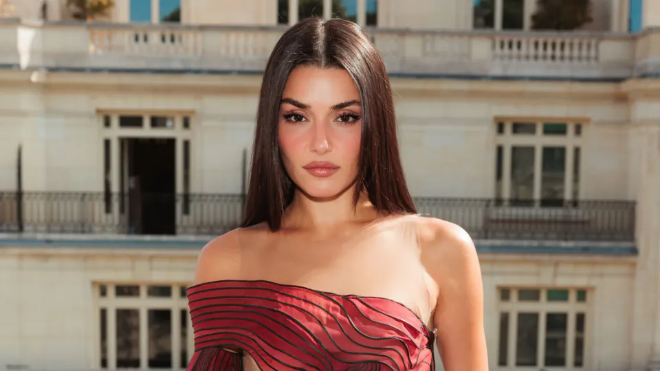 Hande Erçel Paris Moda Haftası'nda Gözlere Çarpan Kırmızı Elbisesiyle Gündem Oldu görseli