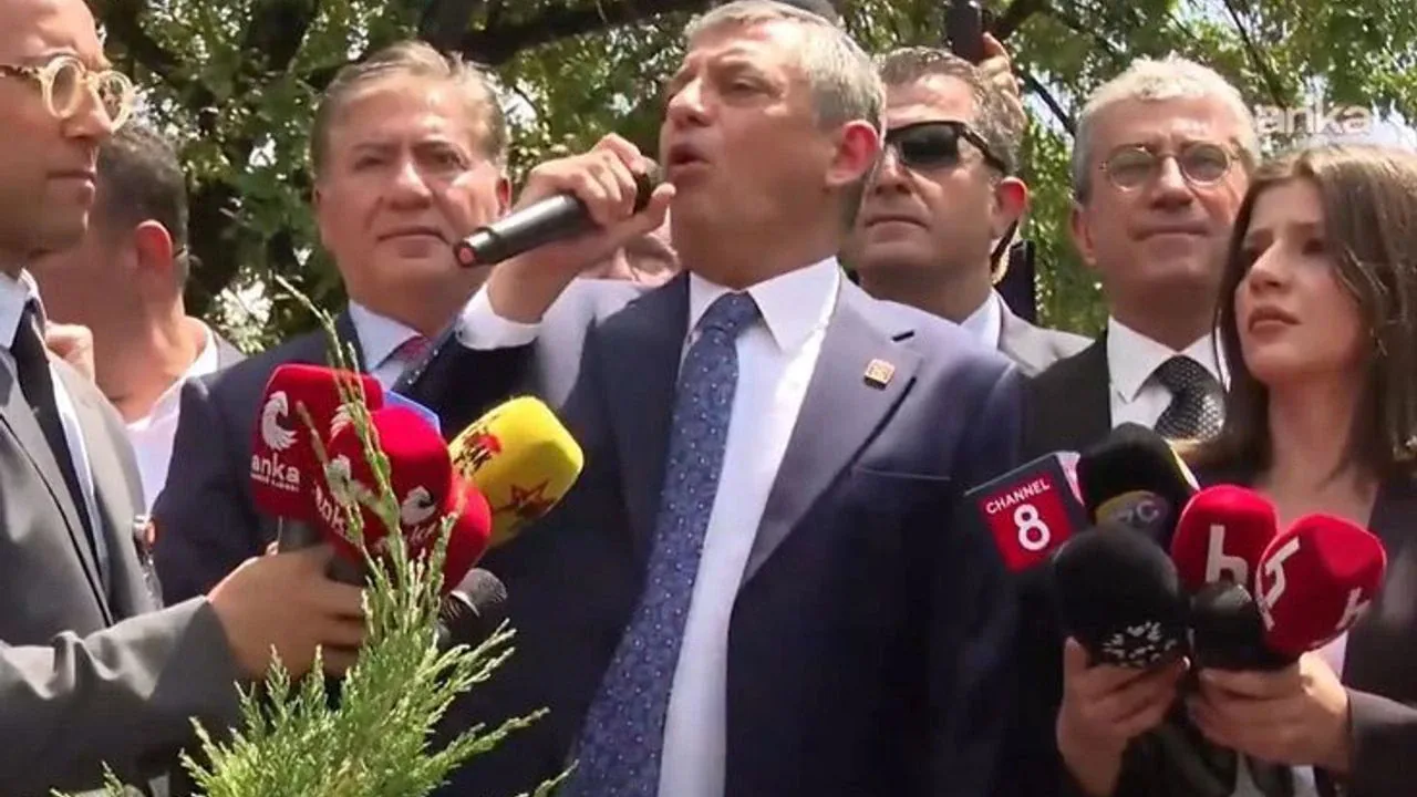 Özgür Özel'den Dikmen Kapısı'nda Sert Mesajlar: Parti İçi Tartışmalar ve Kısıtlamalar Özgür Özel'den Dikmen Kapısı'nda Sert Mesajlar: Parti İçi Tartışmalar ve Kısıtlamalar
