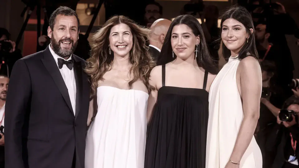 Adam Sandler ve Kızları NYC'de Gözlere Çarptı görseli