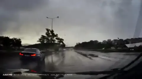 İstanbul D-100'de Korkutan Anlar: Yağışlı Havada Mucize Manevra