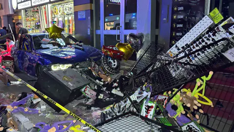 Uşak'ta Trafik Kazası: Otomobil Tıra Çarptı, 4 Yaralı