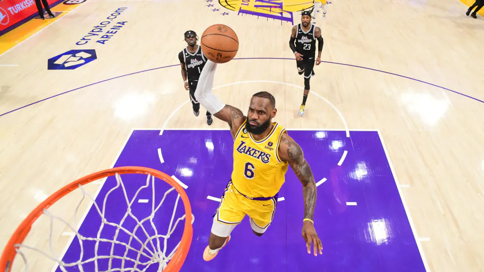 Basketbol Dünyasında 'James' Hareketliliği: LeBron'un Dönüş Sinyalleri ve Mike James görseli