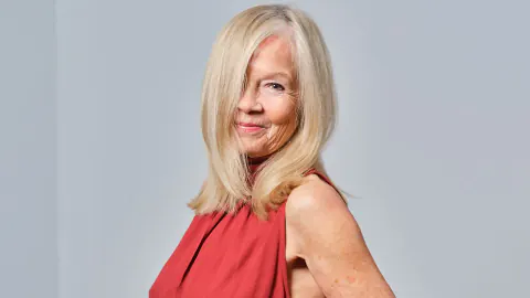 Jo Good, 71 Yaşında Maxi Elbise İkiliiyle Göz Atıyor
