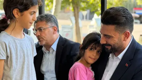 AK Parti Çukurova Başkanı Akın: 'İnsana Dokunan Hiçbir İyilik Kaybolmaz' Mesajı ile Sokağa Karıştı