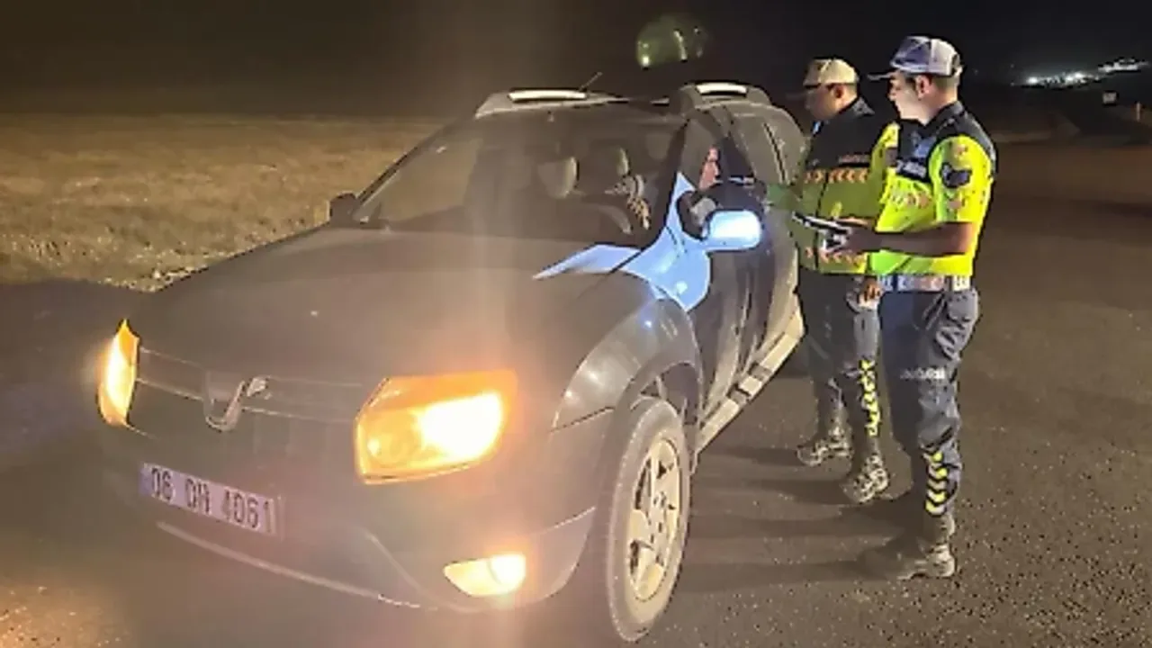 Ağrı Diyadin'de Kapsamlı Denetim: Binlerce Araç Kontrol Edildi, 3 Araç Men Edildi Ağrı Diyadin'de Kapsamlı Denetim: Binlerce Araç Kontrol Edildi, 3 Araç Men Edildi