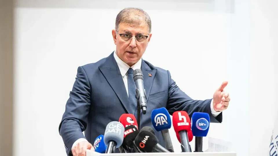 İzmir Büyükşehir Belediye Başkanı Cemil Tugay AK Parti Geçiş İddiaları: Resmi Yalanlamalar ve Mevcut Durum görseli