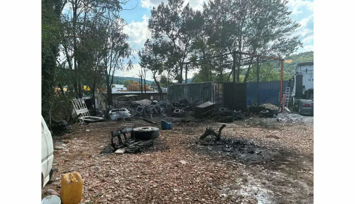 Fransa'da A47 Otoyolu Yanında Yangın: Lastik Deposu ve Araç Alev Aldı Fransa'da A47 Otoyolu Yanında Yangın: Lastik Deposu ve Araç Alev Aldı