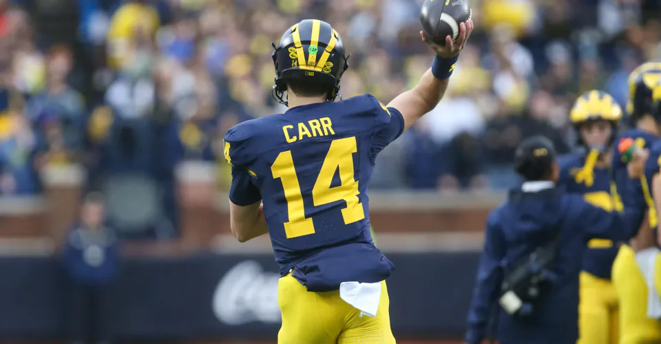Michigan'de QB bunalımı: %73'lük oylama Carr'ı istiyor, Penn State öncesi kar gitti görseli