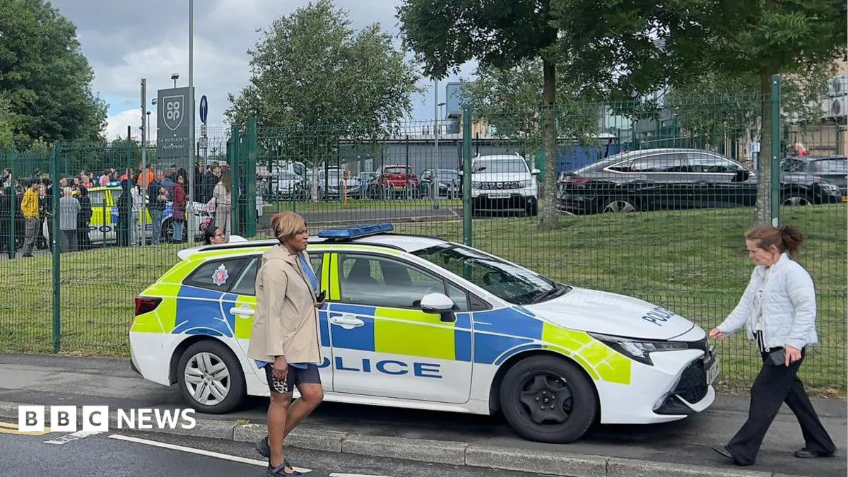 Manchester'da Okulda Bıçaklı Saldırı: 3 Yaralı ve 1 Gözaltı Manchester'da Okulda Bıçaklı Saldırı: 3 Yaralı ve 1 Gözaltı