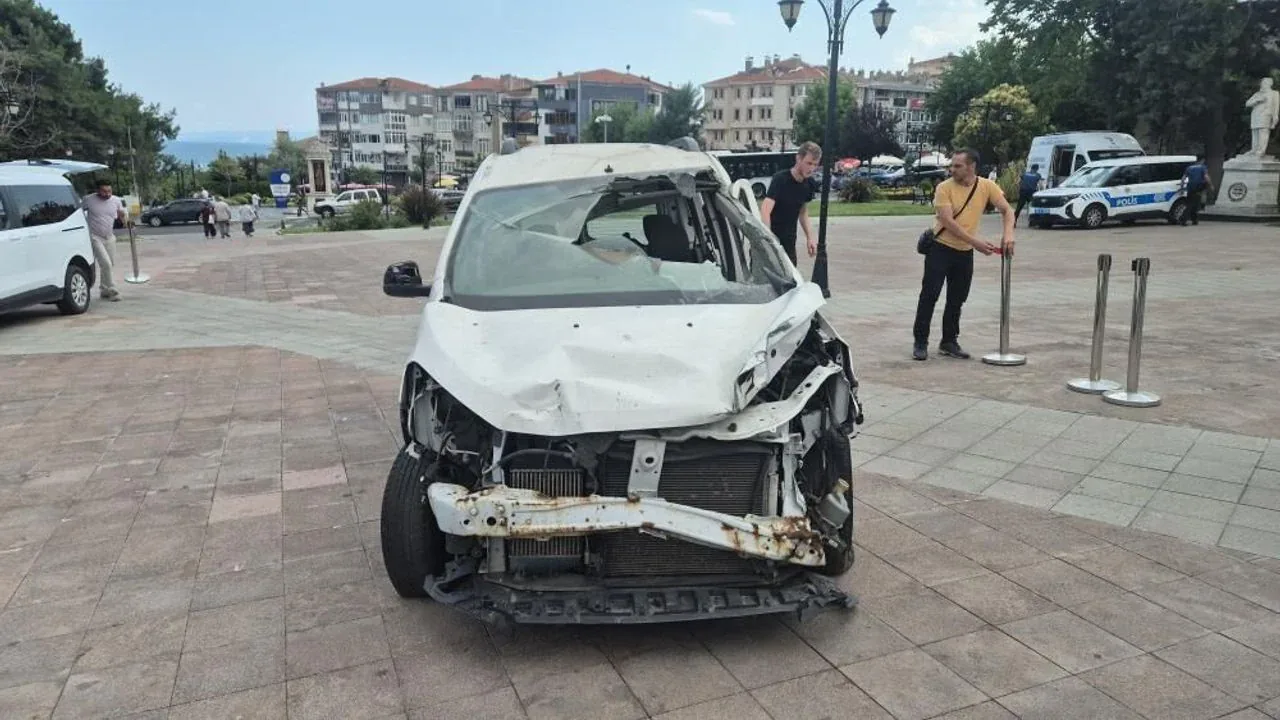 15 Temmuz'un Sessiz Tanığı: Tank Namlusunun Saplandığı Araç Sergileniyor 15 Temmuz'un Sessiz Tanığı: Tank Namlusunun Saplandığı Araç Sergileniyor