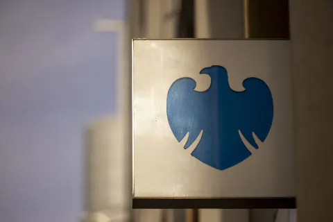 Barclays, Senior Plc Satın Alımı İçin 875 Milyon Dolar Borç Satışına Hazırlanıyor