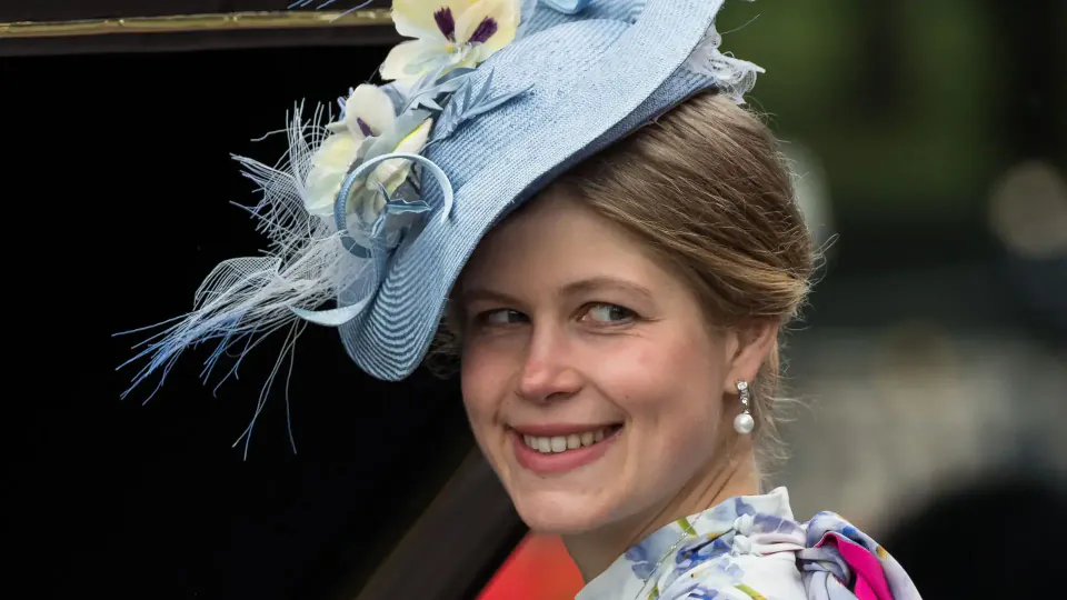 Lady Louise Windsor'ın Gözlerden Uzak Yaz Stili Dikkat Çekti görseli