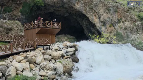 Van Bahçesaray'da doğa harikası: Mağaradan çıkan kaynak suyu ilgi odağı oldu